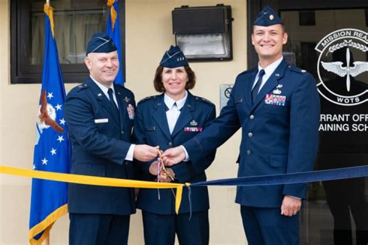 Can a warrant officer be a pilot? ·